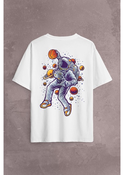 Uzayda Satürn Gezegeni Yanında Basketbol Oynayan Astronot Sırt Ön Baskılı Oversize Tişört T-Shirt