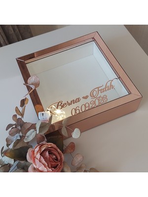 Verda Çerçeve 
isimli ve Ledli 25X25 cm Verda Anı Çerçevesi-6 cm Derinlikli Anı Çerçevesi Gül Kutusu! Rose