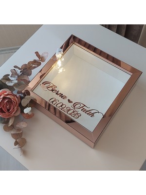 Verda Çerçeve 
isimli ve Ledli 25X25 cm Verda Anı Çerçevesi-6 cm Derinlikli Anı Çerçevesi Gül Kutusu! Rose