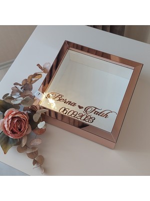 Verda Çerçeve 
isimli ve Ledli 25X25 cm Verda Anı Çerçevesi-6 cm Derinlikli Anı Çerçevesi Gül Kutusu! Rose