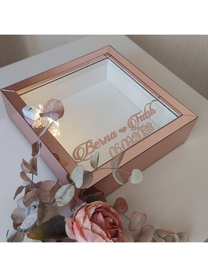 Verda Çerçeve 
isimli ve Ledli 25X25 cm Verda Anı Çerçevesi-6 cm Derinlikli Anı Çerçevesi Gül Kutusu! Rose