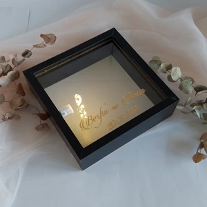 Verda Çerçeve 
isimli ve Ledli  25X25 cm Verda Anı Çerçevesi-6 cm Derinlikli Anı Çerçevesi Gül Kutusu! Siyah