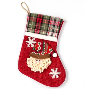 Yılbaşı Süsü Ekose Desenli Çorap Noel Baba Figürlü Kırmızı 16X23 Cm.