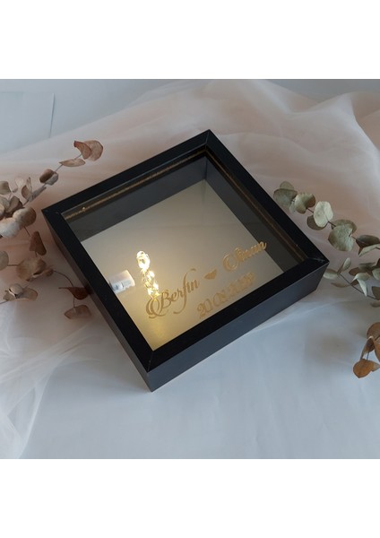 isimli ve Ledli 25X25 cm Verda Anı Çerçevesi-6 cm Derinlikli Anı Çerçevesi Gül Kutusu! Siyah