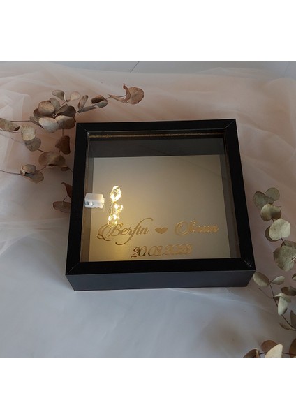 isimli ve Ledli 25X25 cm Verda Anı Çerçevesi-6 cm Derinlikli Anı Çerçevesi Gül Kutusu! Siyah modelleri