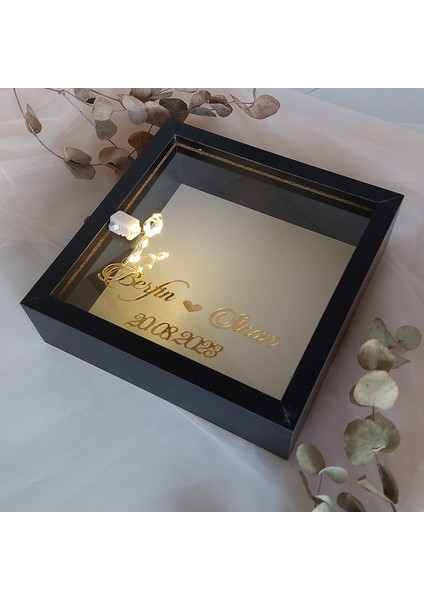 isimli ve Ledli 25X25 cm Verda Anı Çerçevesi-6 cm Derinlikli Anı Çerçevesi Gül Kutusu! Siyah fırsatları