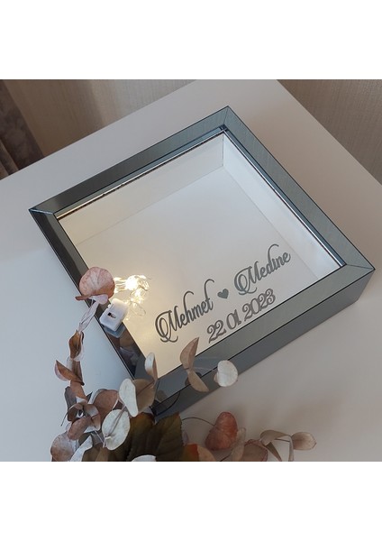 isimli ve Ledli 25X25 cm Derin Verda Anı Çerçevesi-6 cm Derinlikli Anı Çerçevesi Gül Kutusu! Füme