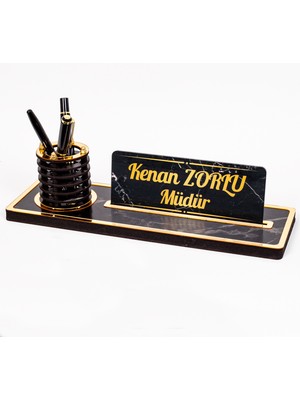 İsimlik Sepeti Mermer Desenli Ahşap Masa İsimliği ve Kalemlik 1 Adet Siyah Altın 34x11 cm UV Baskılı Kapak