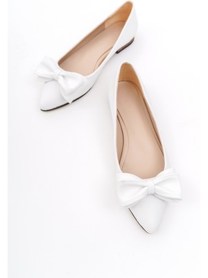Divolya Naomi Beyaz Çift Fiyonklu Kısa Topuklu (1,5 Cm) Sivri Burun Günlük Babet