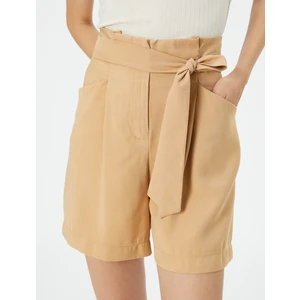 İpeksi Dokulu Şort Kemerli Cepli