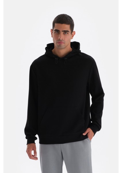 Siyah Kapüşonlu Uzun Kollu Sweatshırt