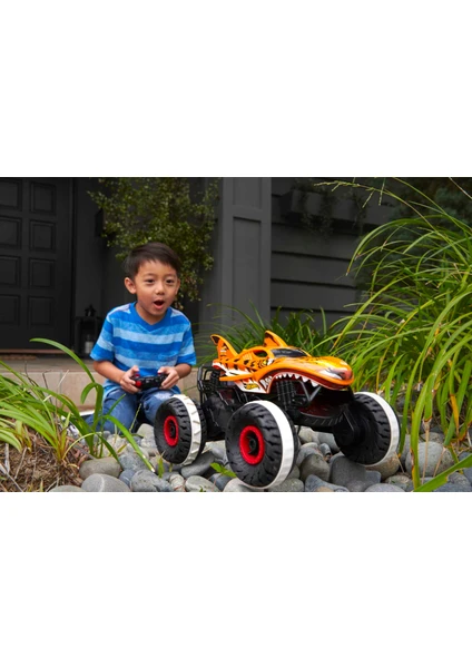 Hot Wheels  Monster Trucks Uzaktan Kumandalı Araba, Her Yüzeye Uygun Tekerlekleriyle Monster Truck 1:15 Ölçekli Tiger Shark Hgv87