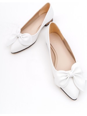 Divolya Amara Beyaz Fiyonklu Kısa Topuklu (1,5 Cm) Sivri Burun Günlük Babet