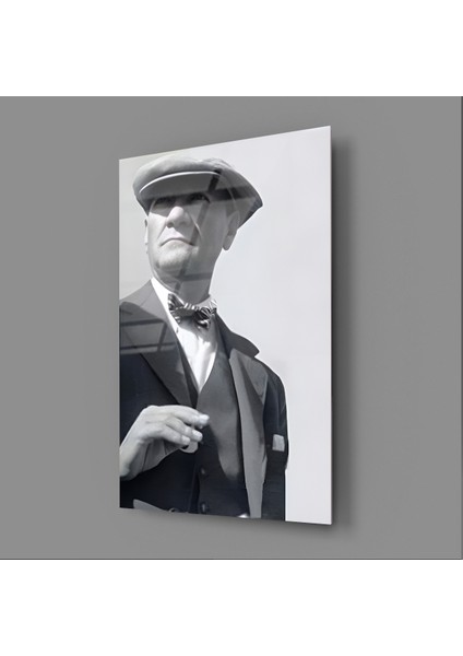 Add To Wishlist Atatürk Takım Elbiseli Şapkalı Göklere Bakıyor Cam Tablo
