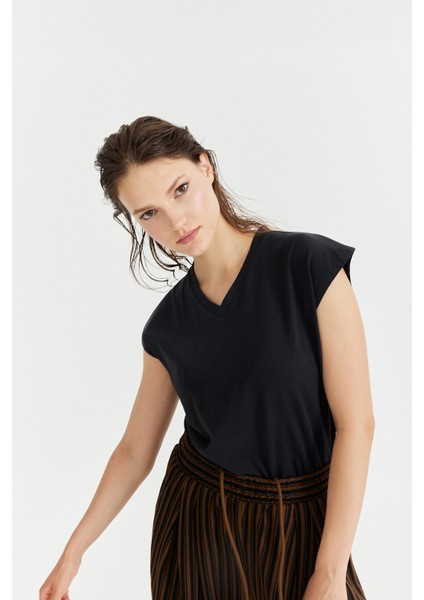 Siyah V Yaka Pamuklu T-Shırt fırsatları