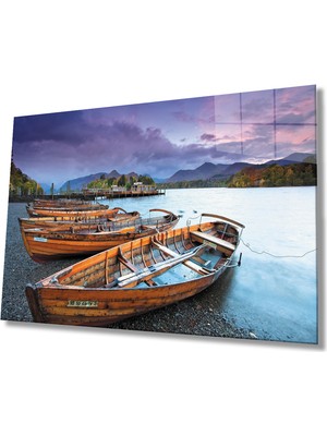 Kırmızı Ayı Gün Batımında Kayıklar