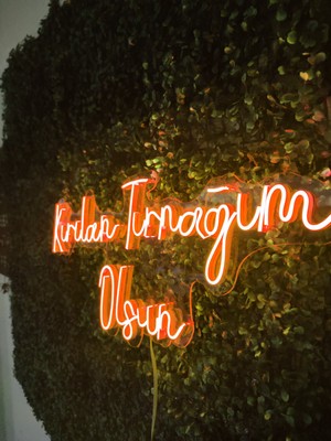 Dekoraven Kırılan Tırnağım Olsun Kuaför Güzellik Merkezi Neon LED TABELA(70X30CM)