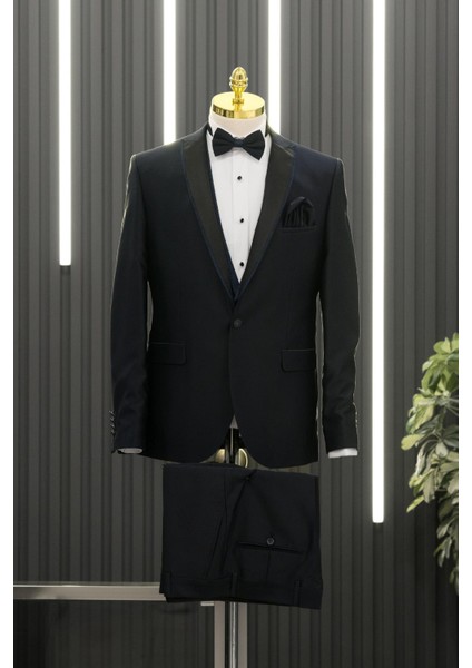 Regular Fit Kırlangıç Çıkmalı Yaka Parlak Kumaş Yelekli Papyonlu Smokin Takım Elbise