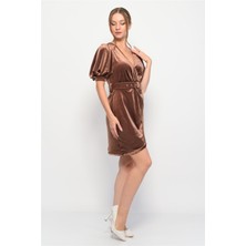 Nuseel Kadife Kruvaze Yaka Kısa Balon Kol Mini Elbise Kahverengi