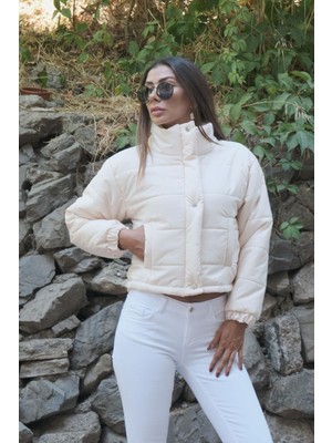 Keyifli Moda Kadın Bej Dik Yaka Çıtçıtlı Fermuarlı Kısa Şişme Mont