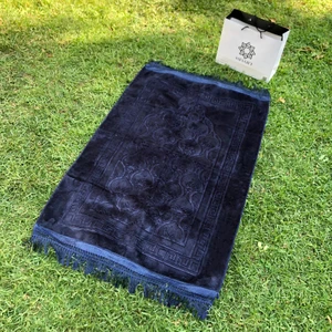 Safa Gift Seccade Deri Taban Kadife Kabartmalı Lüks Peluş Seccade Lacivert Renk