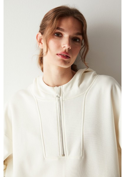 Yarı Fermuarlı Beyaz Sweatshirt fırsatları