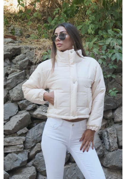 Kadın Bej Dik Yaka Çıtçıtlı Fermuarlı Kısa Şişme Mont