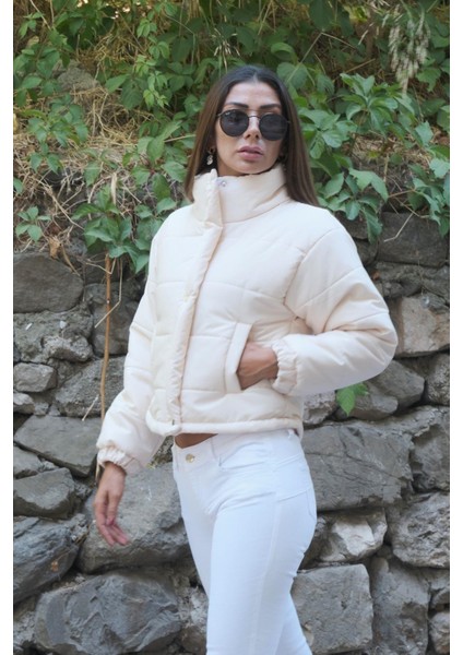 Kadın Bej Dik Yaka Çıtçıtlı Fermuarlı Kısa Şişme Mont modelleri
