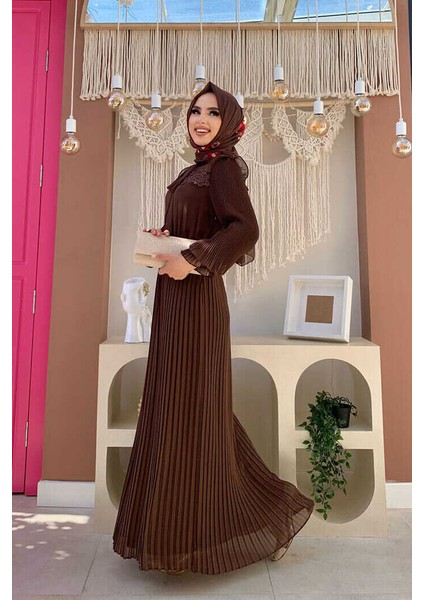 Bym Piliseli Omuz Kısmı Dantel Görünümlü Yaka Detay Elbise 3726 Kahverengi fiyatları