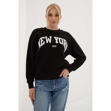 Fashion Friends Pamuklu Baskılı Bisiklet Yaka Relaxed Fit Sweat Bayan Sweat 23K0158K1