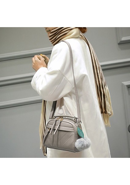Gri Püskül Messenger Omuz Çantası Kadınlar Için Kız Moda Postacı Çantası Pu Deri Çanta Bayan Boston Hairball Crossbody Tote Çanta (Yurt Dışından) indirimleri
