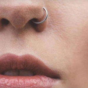 316L Cerrahi Çelik Gümüş Renk Yuvarlak Burun Piercing Halka – Minimalist Tasarım, Rahat ve Güvenli Kullanım