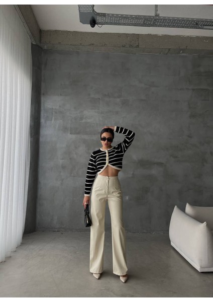 Kadın Bel Asimetrik Detaylı Çizgili Gold Düğmeli Crop Hırka Bluz
