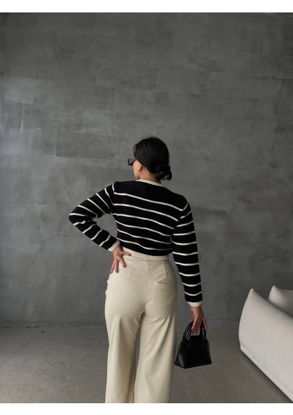 Kadın Bel Asimetrik Detaylı Çizgili Gold Düğmeli Crop Hırka Bluz