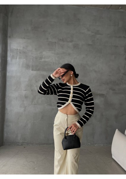 Kadın Bel Asimetrik Detaylı Çizgili Gold Düğmeli Crop Hırka Bluz