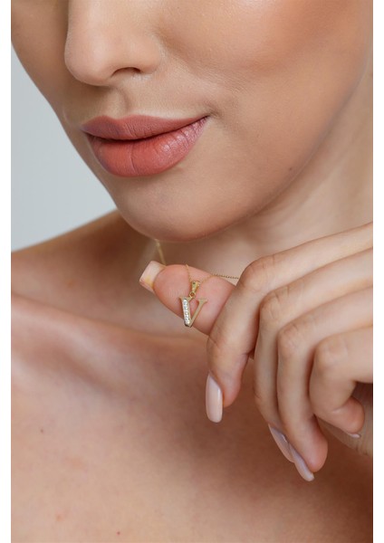 Altın Taşlı V Harfi Kolye fırsatları