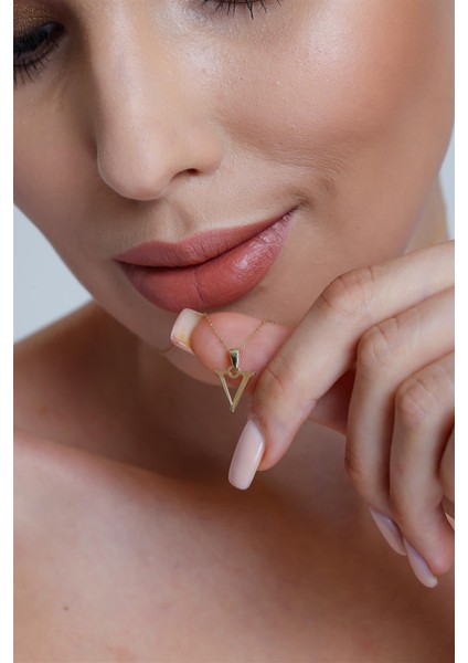 Altın Sade V Harfi Kolye modelleri