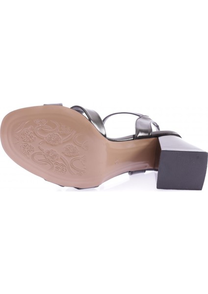 847-23Y Kadin Çapraz Bantli Burgu Aksesuarli Topuklu Sandalet indirimleri