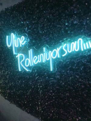 Dekoraven Yine Rolleniyorsun Neon LED Tabela Dekoratif Aydınlatma ( 60 x 35 cm )