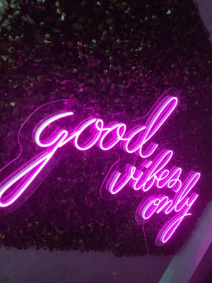 Dekoraven Good Vibes Only Neon LED Tabela Dekoratif AYDINLATMA(80X45CM)