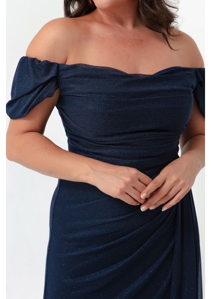 Kadın Lacivert Kayık Yaka Drapeli Yırtmaçlı Uzun Simli Abiye Elbise fırsatları