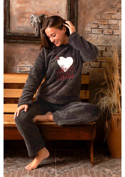 Tam Peluş Kışlık Kadın Pijama Takımı- Polar Yılbaşı Pijaması