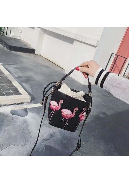 Siyah Flamingo Nakış Tasarım Güzel Pembe Kova Çantası Küçük Pu Deri Kadın Omuz Çantası Sevimli Kız Crossbody Çanta Günlük Çanta (Yurt Dışından)