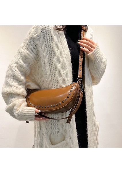 Kahverengi Vintage Perçin Omuz Çantası Kadınlar Için Büyük Kapasiteli Messenger Motosiklet Çantası Trendy Ladys Hobo Çanta Seyahat Çantası Kadın Çantası (Yurt Dışından)