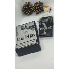 Giftoloji Lana Del Rey Işlemeli Trend Sigara Kutusu ve Benzinli Çakmak Takım - Lana Del Rey Severlere Özel Set