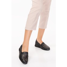 Akgün Terlik Kadın  Siyah Lazer Detay Comfort Ayakkabı