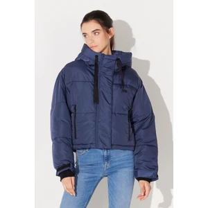 Regular Fit Normal Kesim Kapüşonlu Dik Yaka Kırmızı Şişme Mont