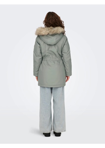 Kapüşonlu Yeşil Kadın Parka 15304625 fırsatları