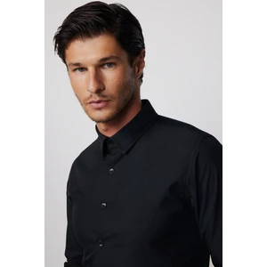 Slim Fit  Arkadan Pensli Önden Kulplu Düz Trend Siyah Erkek Gömlek