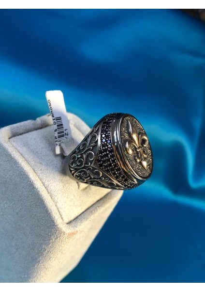 Vog Gotik Tasarım Fleur De Lis Tasarım Siyah Zirconia Taşlı Okside Erkek 925 Ayar Gümüş Yüzük fiyatları